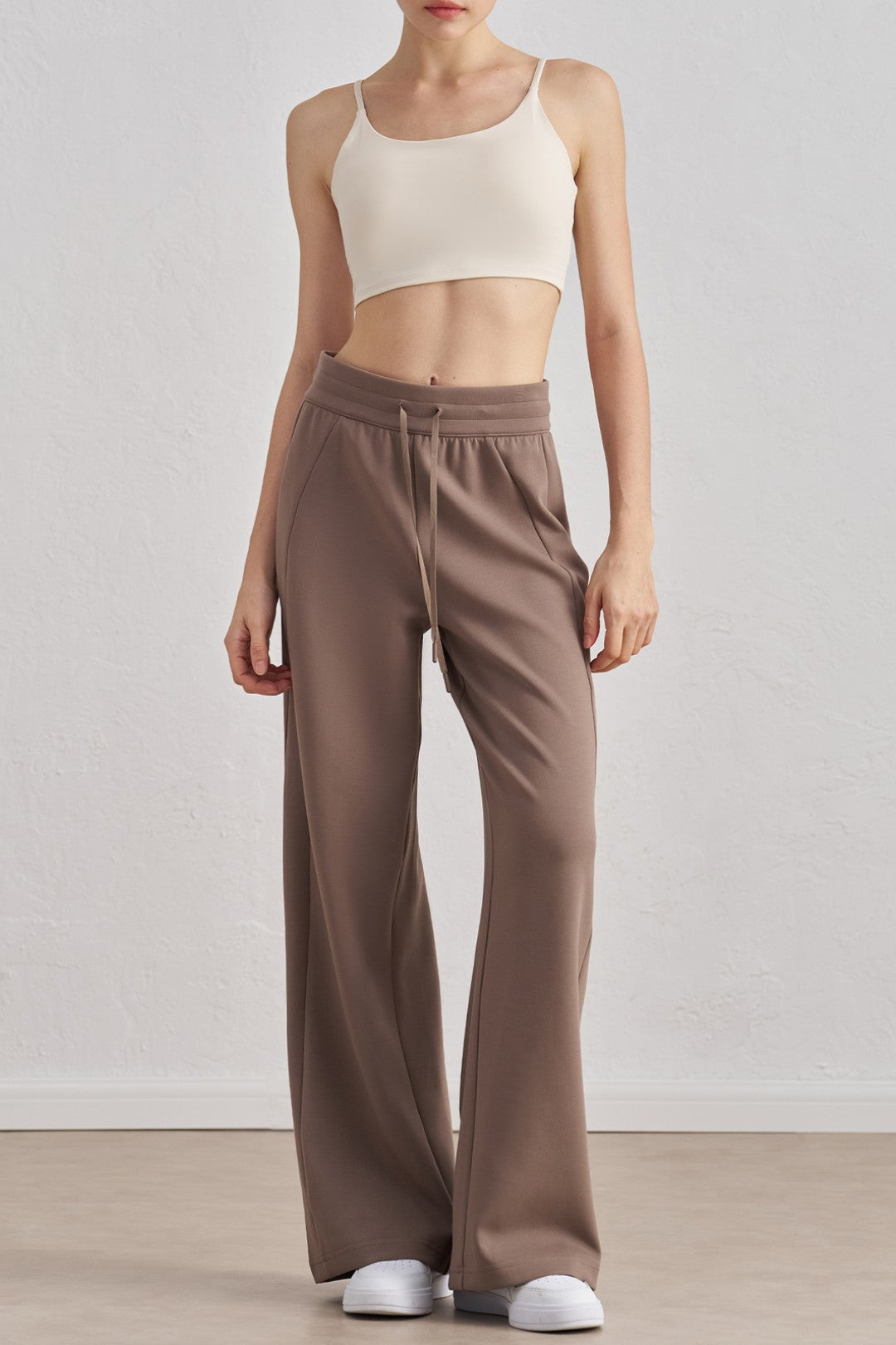 מכנסיים ישרים בגזרה רחבה