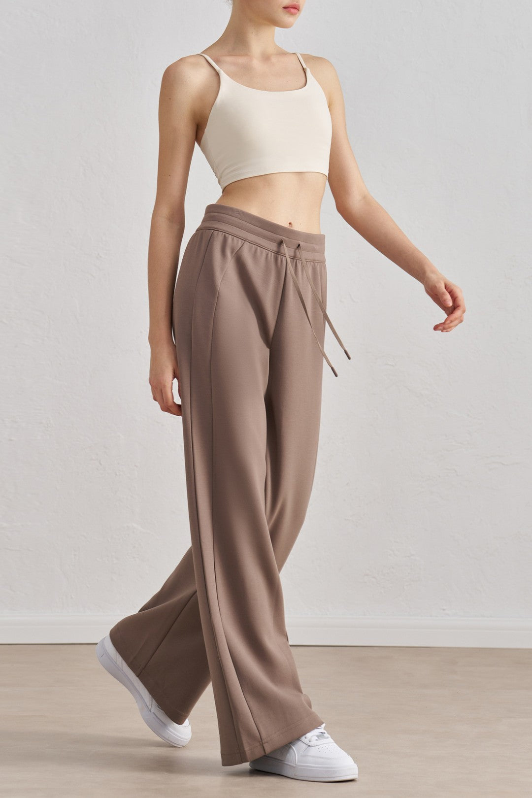 מכנסיים ישרים בגזרה רחבה